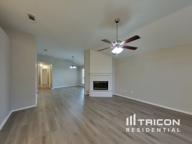 1013 Meadowbend Dr in Cedar Hill, TX - Building Photo - Building Photo