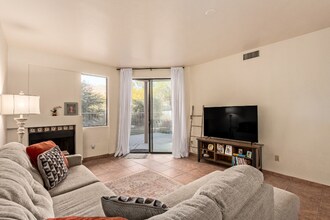 5675 N Camino Esplendora in Tucson, AZ - Building Photo - Building Photo