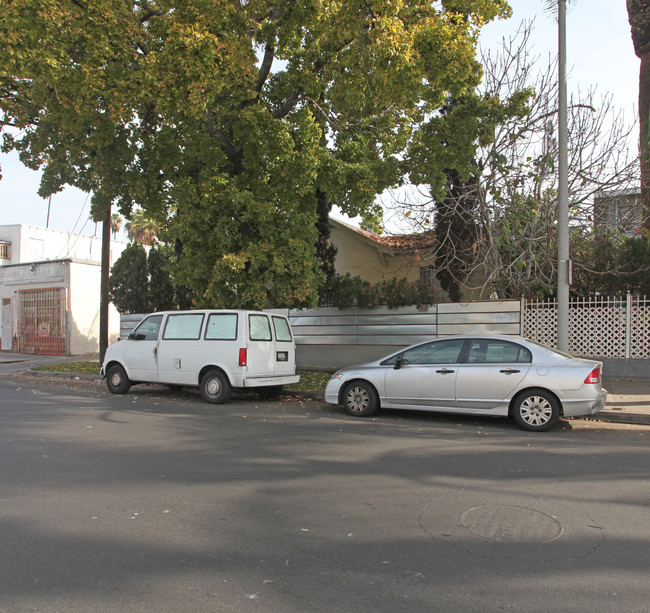 1426-1428 1/2 N Serrano Ave in Los Angeles, CA - Foto de edificio - Building Photo