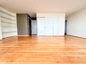 2012 Thorndyke Ave W, Unit 3 in Seattle, WA - Foto de edificio - Building Photo