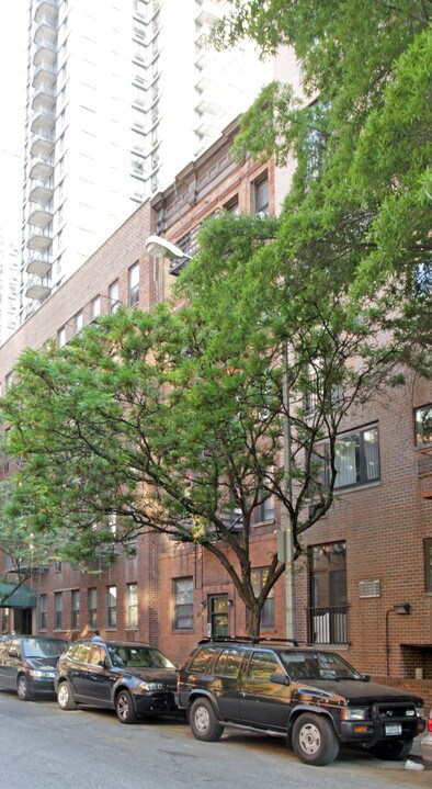 421 E 80th St in New York, NY - Building Photo