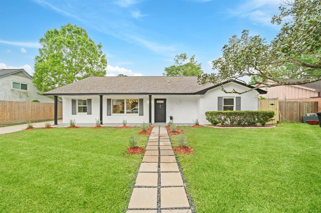 1206 Timber Ln in Friendswood, TX - Building Photo