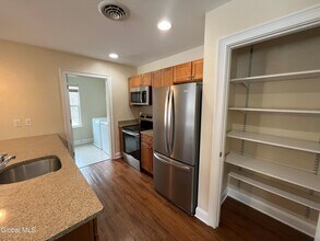 60 Weibel Ave in Saratoga Springs, NY - Foto de edificio - Building Photo