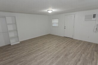 2120 Godfrey St in Baytown, TX - Building Photo - Building Photo