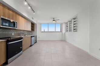 2150 N Bayshore Dr, Unit 202 in Miami, FL - Building Photo - Building Photo