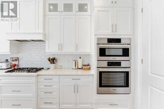 89 Maple Fields Cir in Aurora, ON - Building Photo - Building Photo