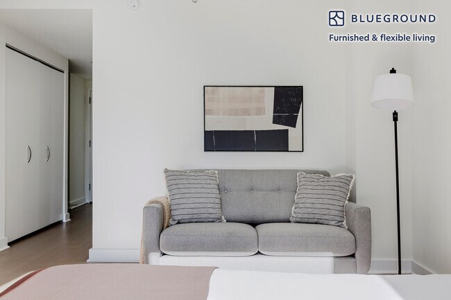 450 W 42nd St in New York, NY - Building Photo - Building Photo