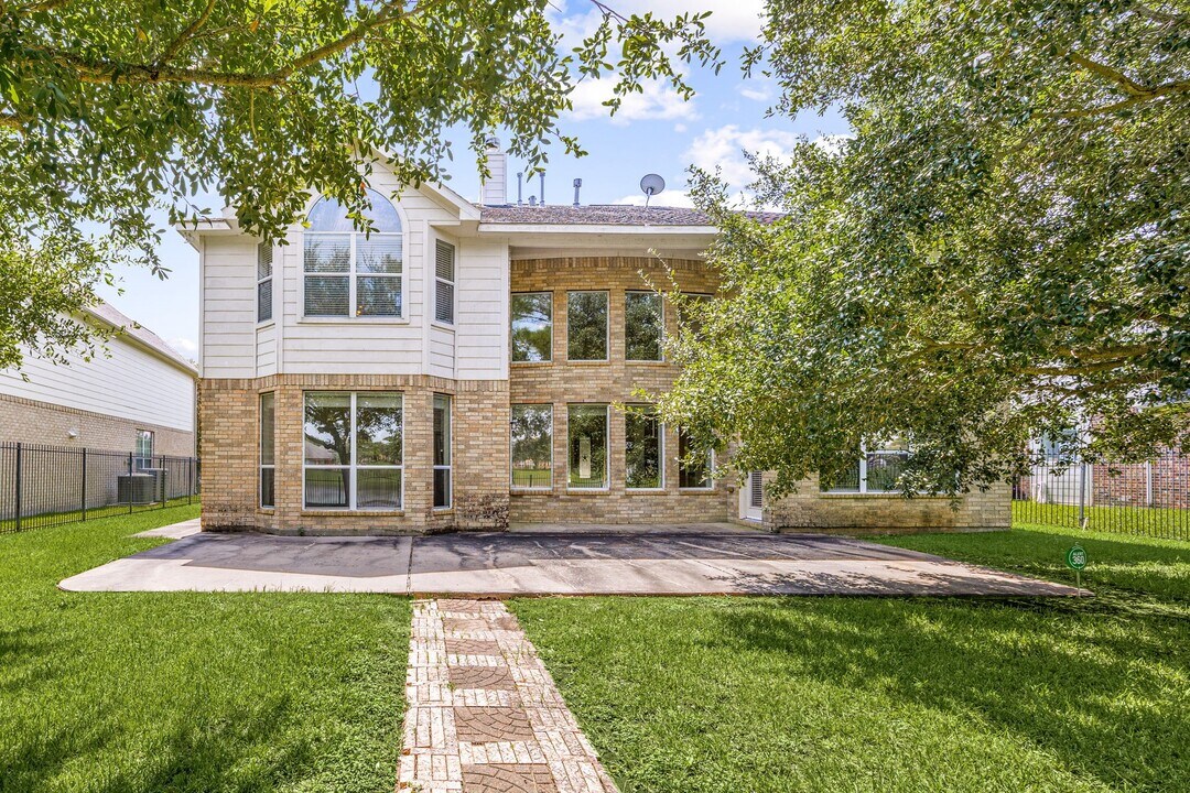 7711 Summer Shore Dr in Rosenberg, TX - Building Photo