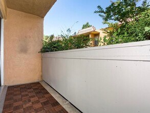 6955 Alvarado Rd in San Diego, CA - Foto de edificio - Building Photo