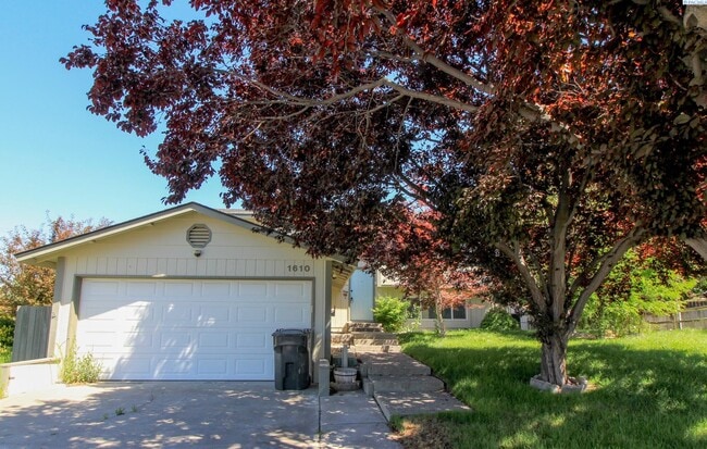 property at 1610 Teal Ct