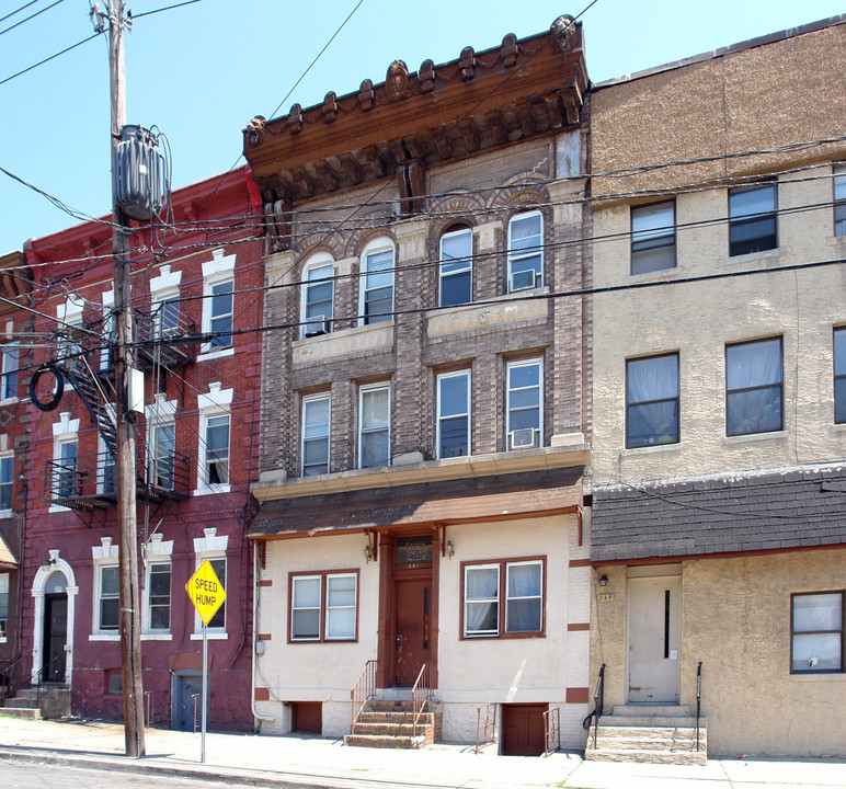 251 Walker St in Cliffside Park, NJ - Building Photo