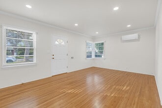 340 N Monterey St, Unit 304 N Monterey St in Alhambra, CA - Foto de edificio - Building Photo