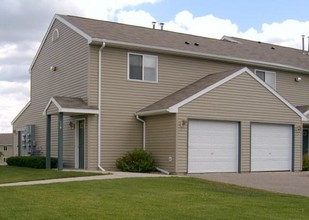 Pelican Rapids Townhomes in Pelican Rapids, MN - Foto de edificio - Building Photo