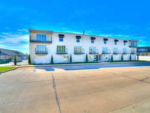 Nichols on Sherwood in Nichols Hills, OK - Foto de edificio - Building Photo