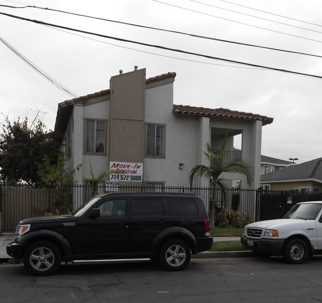 6082 Fullerton Ave in Buena Park, CA - Foto de edificio - Building Photo