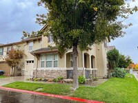 17217 Canyon Gate Ln in Lathrop, CA - Foto de edificio - Building Photo