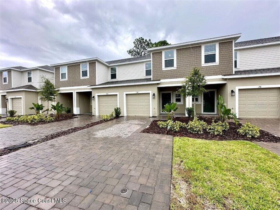 198 Riverfront Wy in Edgewater, FL - Building Photo
