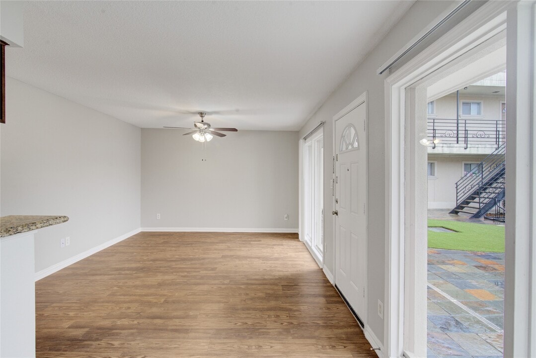 5701 Schumacher Ln in Houston, TX - Building Photo