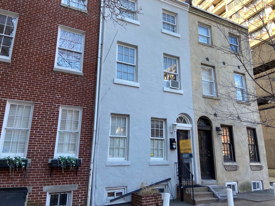 302 S Juniper St in Philadelphia, PA - Building Photo