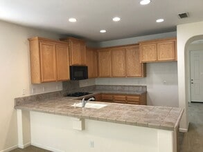 10136 Swann Way in Elk Grove, CA - Building Photo - Building Photo