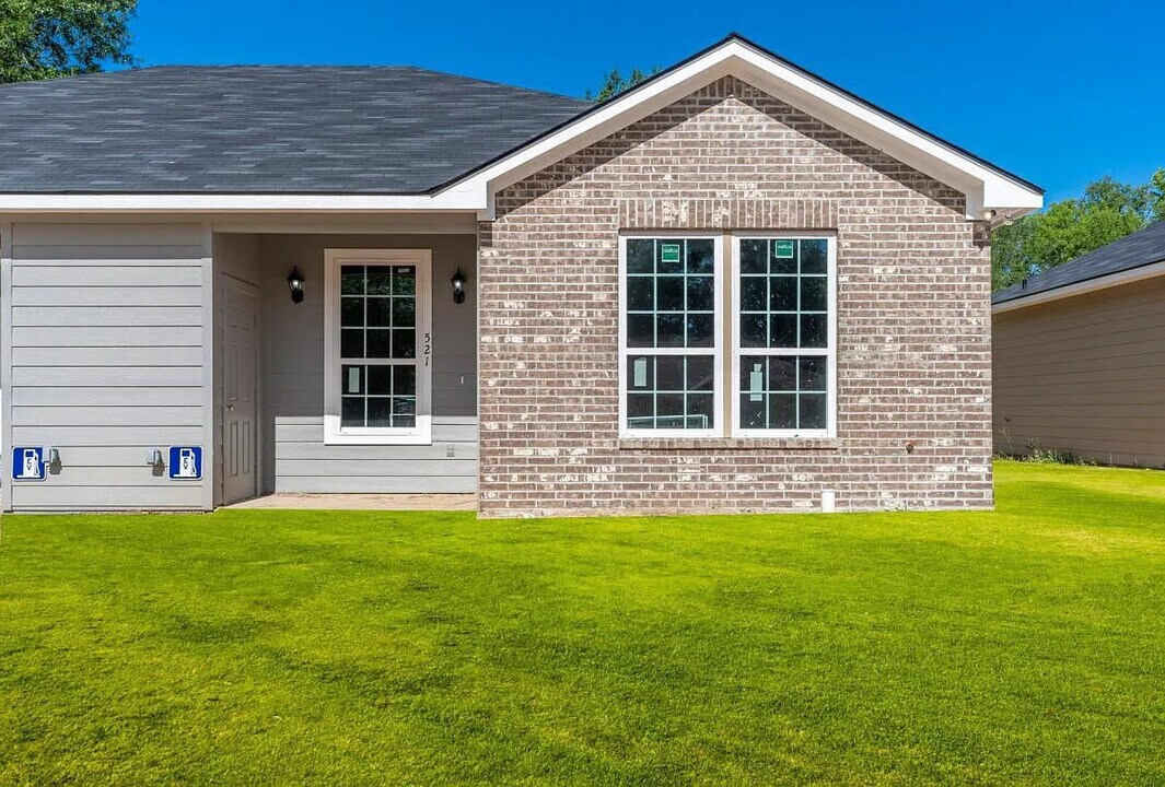 523 North St in Gladewater, TX - Foto de edificio