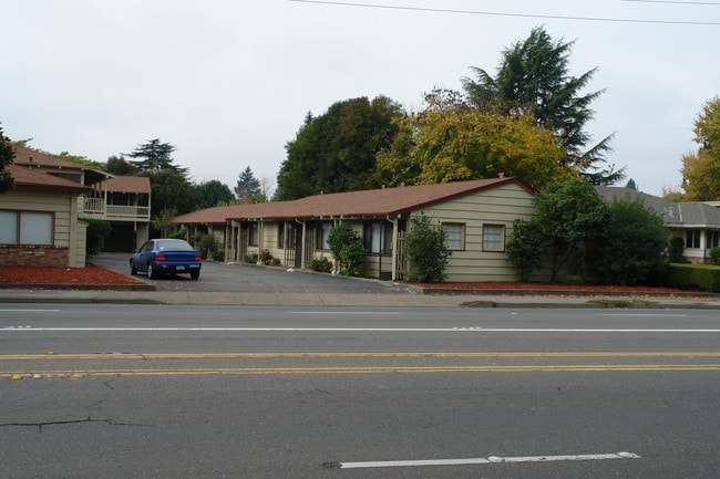 Village Court Apartments in Santa Rosa, CA - Foto de edificio - Building Photo