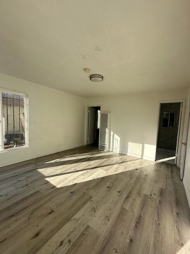 1817 S La Brea Ave in Los Angeles, CA - Building Photo - Building Photo