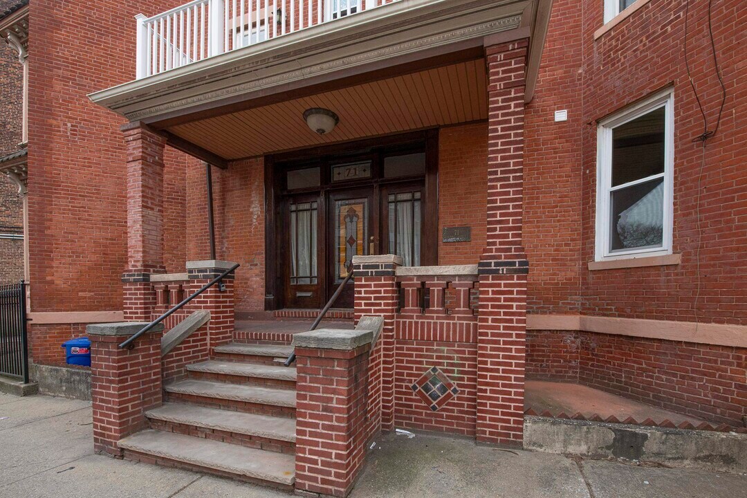 71 Summit Ave in Jersey City, NJ - Building Photo