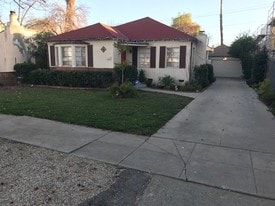 10926 Hartsook St in North Hollywood, CA - Building Photo