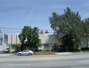 15135 Victory Blvd in Van Nuys, CA - Building Photo - Building Photo