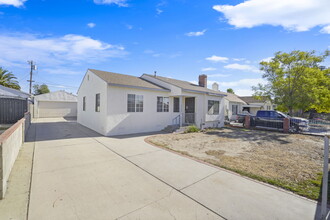 7554 Irvine Ave in North Hollywood, CA - Foto de edificio - Building Photo