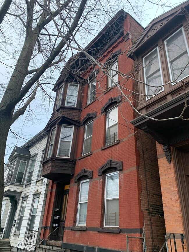 33 Congress St, Unit #2 in Cohoes, NY - Foto de edificio - Building Photo