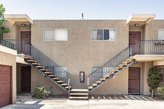 250 E Acacia St. in Brea, CA - Foto de edificio - Building Photo