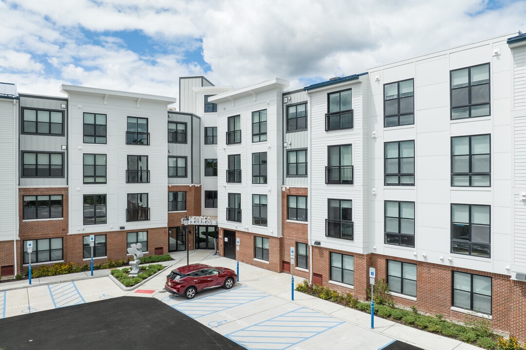 Hedges at Hawthorne in Hawthorne, NJ - Foto de edificio