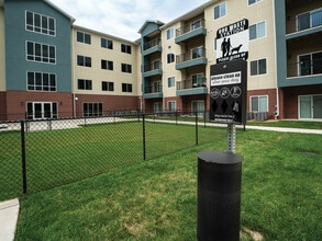 Crescent Falls in Joplin, MO - Foto de edificio - Building Photo