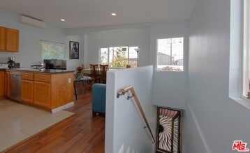 8510 1/2 San Pedro St in Los Angeles, CA - Building Photo - Building Photo