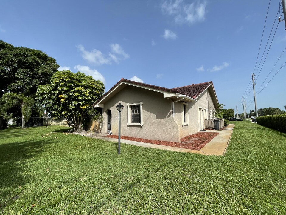 12757 Westhampton Cir in Wellington, FL - Building Photo