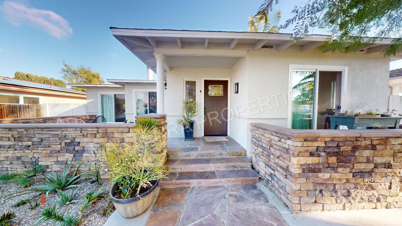 2544 Westminster Ave in Costa Mesa, CA - Building Photo