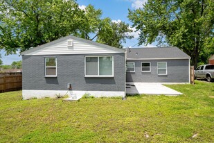 8502 Dianthus Ln in Jennings, MO - Building Photo