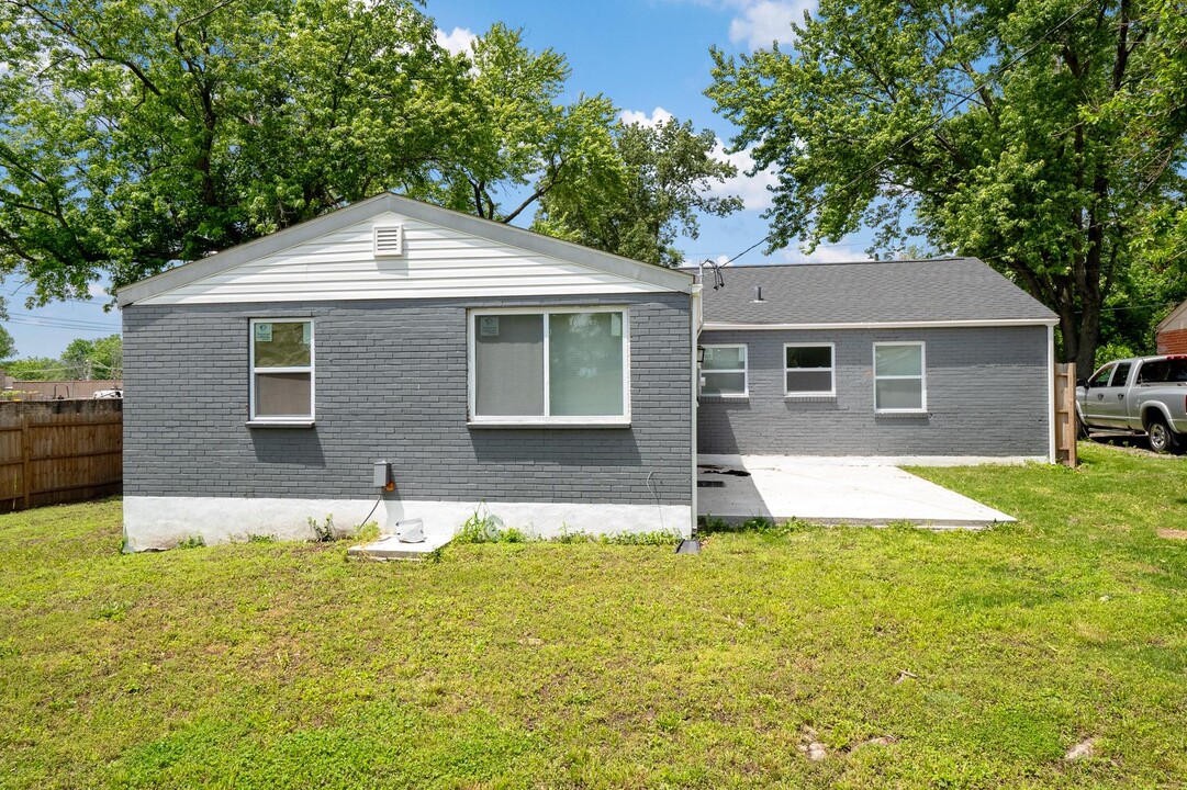 8502 Dianthus Ln in Jennings, MO - Building Photo