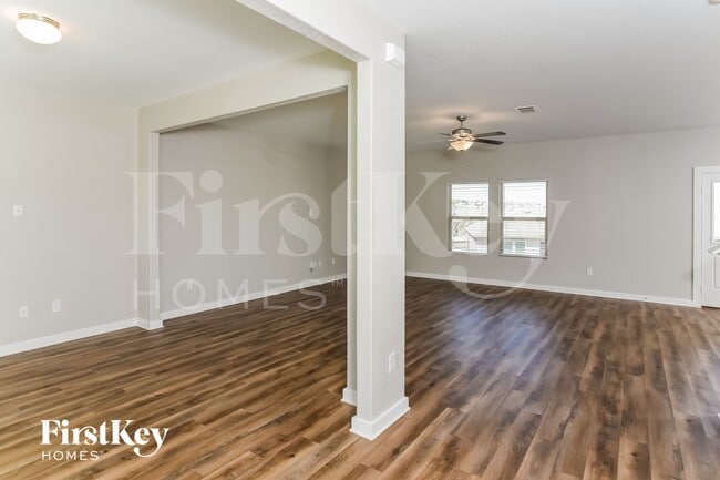 2423 Valencia Crst in San Antonio, TX - Foto de edificio - Building Photo