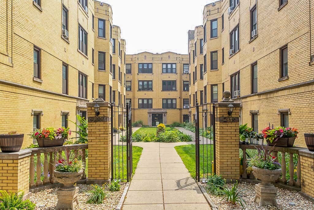 3819.5 N Greenview Ave in Chicago, IL - Building Photo