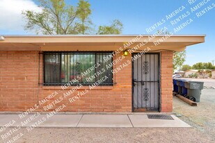 803 E Holaway Dr in Tucson, AZ - Building Photo