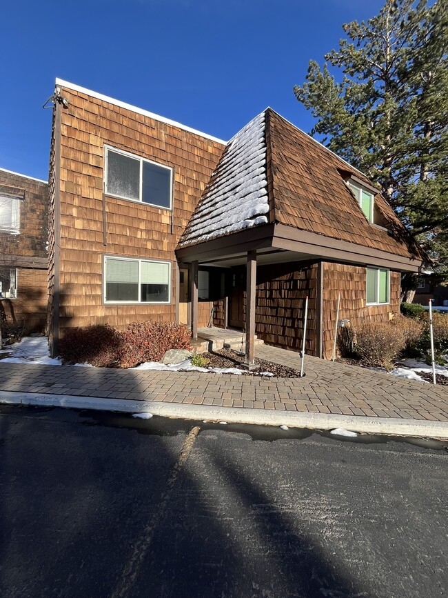 2071 Venice Dr in South Lake Tahoe, CA - Foto de edificio - Building Photo