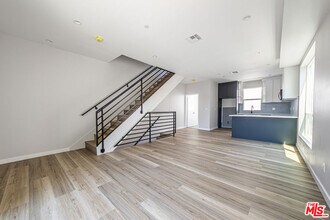 6702 Balboa Blvd in Los Angeles, CA - Building Photo - Building Photo