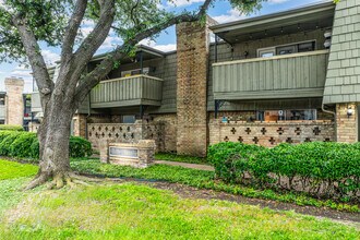 Belle Meadow Condominiums in Dallas, TX - Foto de edificio - Building Photo