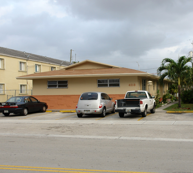 423-429 E 23rd St in Hialeah, FL - Foto de edificio