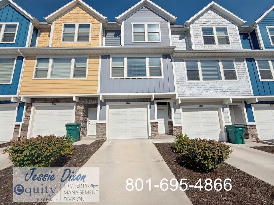 2522 W Knights Ln in Layton, UT - Building Photo
