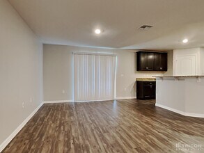 866 N Fairbanks Dr in Deltona, FL - Foto de edificio - Building Photo