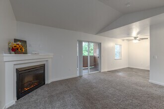 Evergreen Village Apartments in Vancouver, WA - Building Photo - Interior Photo